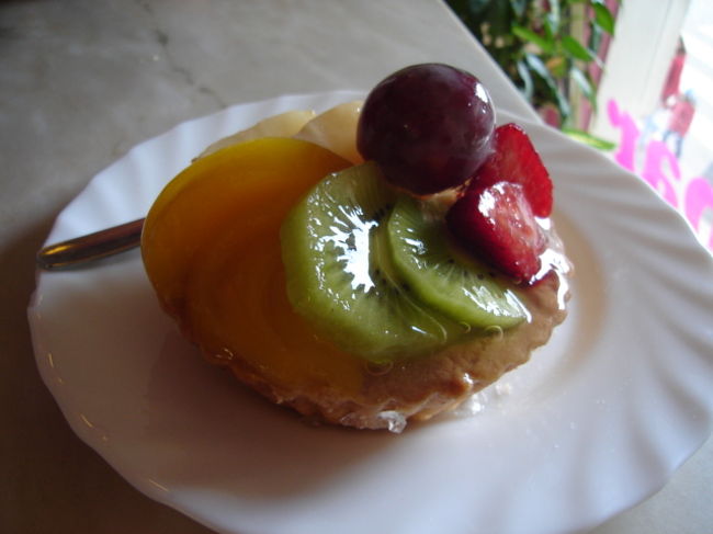 どうしてもタルトが食べたくてフルーツタルトを追加<br /><br />これですべてで１５０コルナ！格安！この金銭感覚で帰国するのは危険すぎる…