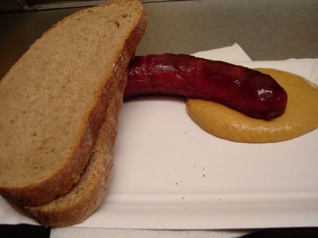 その後BATAやHUMANICで靴を買いあさり、パラチンキ屋台へ食べ収めに行ったけど休憩中で買えず、しかたなく隣の店のソーセージを食べる。