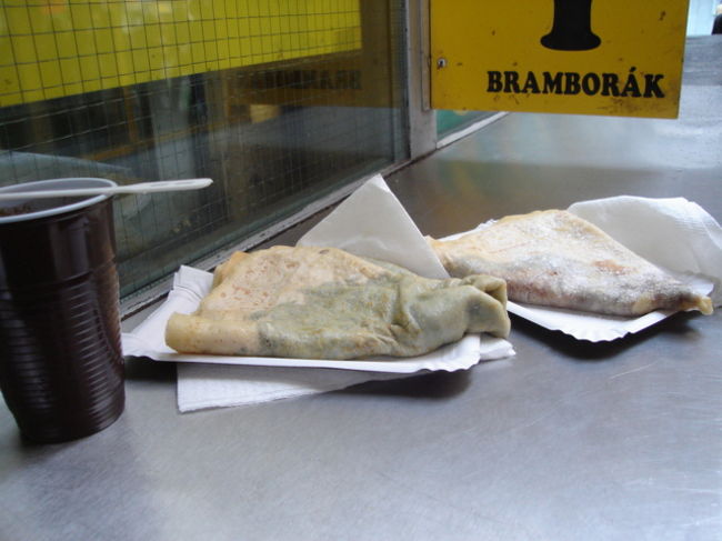 今度は無事にありつけた！ほうれん草とプラムソースの2種とトルココーヒー。これで59コルナ！すばらしい値段♪もぉこのお店にもさらばかよぉ…ビバ東欧！