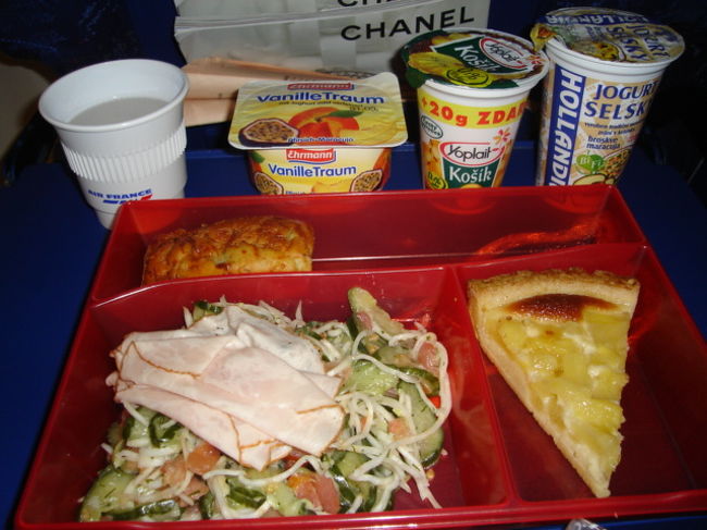 20：45発AF2483便でパリへ<br />22：30無事にパリ着。日本人の多さにびっくり。さすがはゴールデンウィーク。高級ブランドの紙袋がやたら目に付く。現代に戻ってきた感じだなぁ…<br />