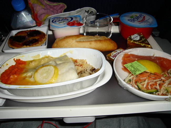 23：25発AF278便にて成田へ。<br /><br />飛行機の楽しみはハーゲンダッツとカップヌードル！早く出てこないかなぁ〜っと。そのために機内食は控えめに食べます（笑）