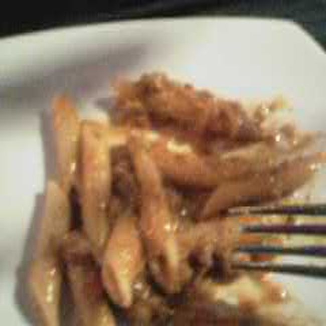 ハッピーアワーというのがあって、<br />その時間内は軽食が食べ放題！！<br /><br />カナッペやパスタまでいろいろ出てきて大満足(^_^)<br /><br />これを目当てに来てる人が多いみたいで<br />食事のおいてあるカウンターはまさに戦場です！！