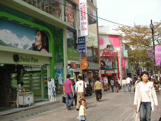 ロッテワールドから、次に行ったのはお昼時間に向かって！「明洞：ミョンドン」です。若い人＆センスを求めて．．．原宿風かな！？