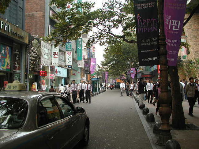 落ち着いた「並木通り」です。疲れたらチョイ腰掛けて．．．通行人の「ファッションチエック」です。