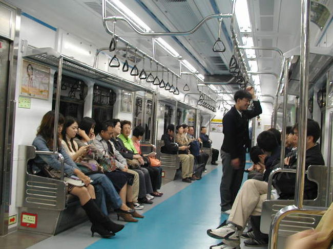 ここで！地下鉄内の光景を．．．清潔でマナーも良くて！移動には判りやすくて！でも降りたら「出口ナンバー」を知っていないと迷子になりそうです。<br />聞いても会話が出来ませんので！（通じない）