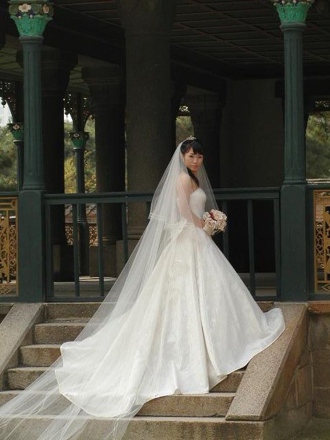 昼食後、「徳寿宮：衛兵交代」に又、地下鉄移動！前より値上げしてました。７０Ｗから「距離で９０Ｗ〜１００Ｗ」に。<br />「支庁前」下車して直ぐに「徳寿宮」が．．．門は改修中で交代場所が聞いても判らずに！<br />この場所は「新婚さんの写真スポット」で「新婚サン・スタイリスト＆カメラマン」が．．．３組みも！<br />ウエデイングドレスの花嫁さん．．．