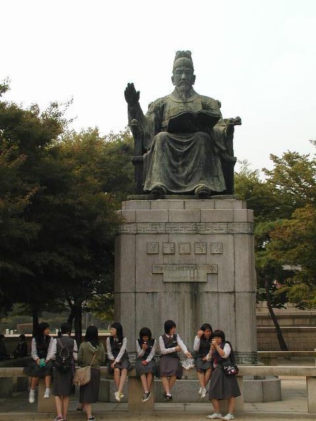 女子高校生風が、疲れて休憩中．．．九代国王の成宗か、兄の月君大王の銅像でしょう！？？？