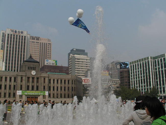 支庁前広場では「スポーツフェステバル」が．．．ワールドカップでは「広場イッパイにサポーター熱狂の場所」です。<br />噴水が、地面から．．．そこに女子高校生が！飛び込み参加に興じる！！しばし、元気に走り＆飛び込み、ズブ濡れのショットを．．．．無邪気に！いい光景！？