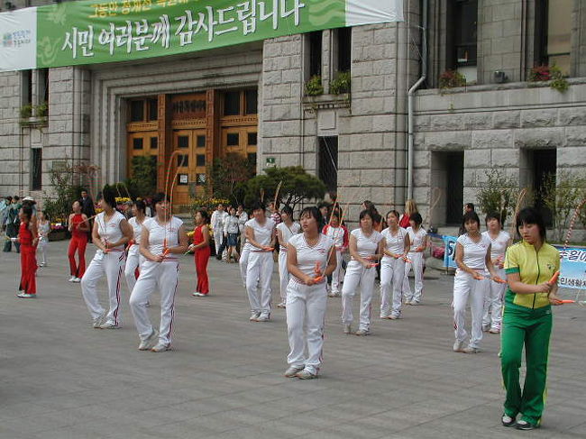 広場の一隅に．．．女子の「縄跳び大会」が．．．始めて見る「縄跳びテクニック」です。音楽にあわせて団体で演技を楽しんでいます。