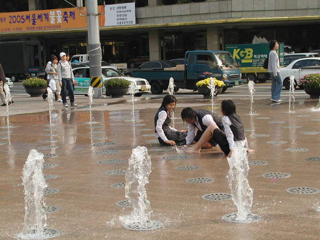 地面からの．．．踊る噴水が！そこに、高校生のグループが！じゃんけんで、噴水に飛び込む人を．．．．<br />男子よりも、女子学生の方が度胸が！！<br />遊び興じる姿は「うらやましい」ですね！あそこまで、のびのびと．．．<br />その連続ショットから「ご想像」を！！<br />噴水の無い状態から〜！