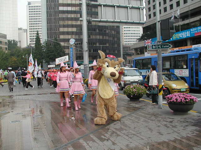 舞台での「プログラム」終了で、ぬいぐるみ＆トランペットを先頭に．．．．デモ行進！<br />韓国パワーを感じる光景です。楽しんでいますね！北朝鮮と頭では比較してしまいます。これで統一が！？