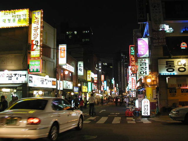 東大門常宿ホテルから、東大門中心部への途中の．．．飲み屋街を，，，，外で「焼肉や鶏肉」を焼いて！<br />韓国酒で！いいね〜！