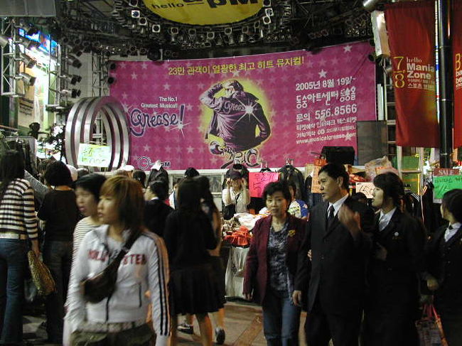 ビル前広場には「舞台」が．．．．そこで、各種イベントが！パワー炸裂！！