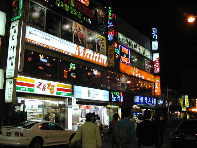 この商店街が．．．毎朝顔を出した場所！２４時間コンビニや２４時食事が！<br />日本料理店も！