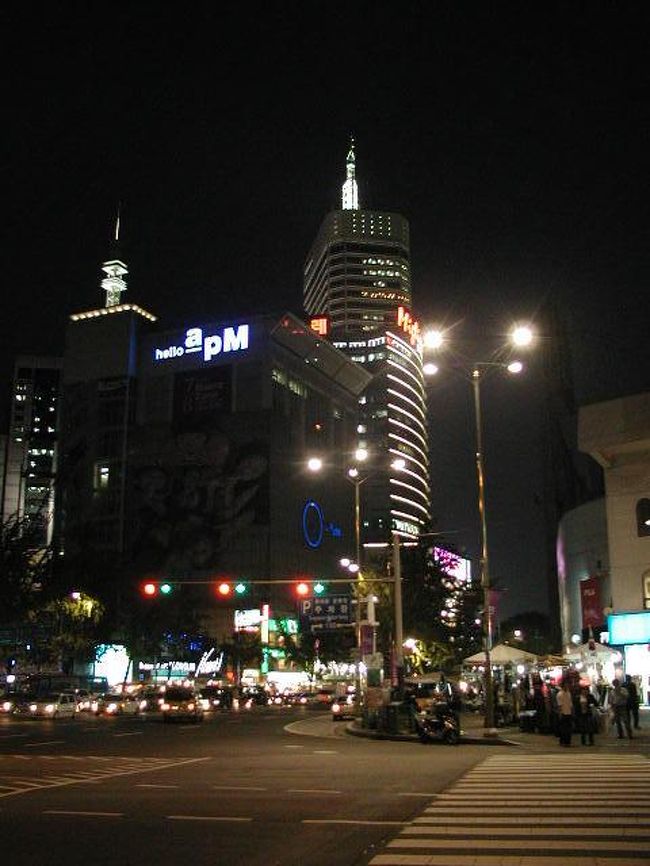 東大門中心部かた、チョイ離れてのショット！一部です。<br />左側にビル街＆右側に露店街が．．．．