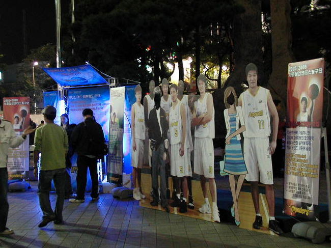 ビル前に、「バスケットボールチームの選手」の等身大看板が．．．顔抜きの看板も！