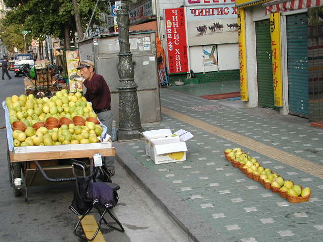 道路では「梨をリヤカー」で、？朝の露店販売