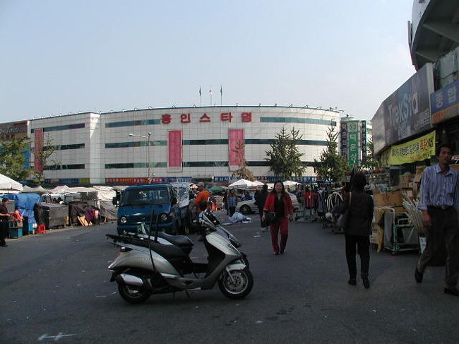 東大門野球場＆サッカー場と並んでますが．．．．<br />サッカー場が「東大門駐車場＆露店市」がズラリと！<br />この露店が「１番面白い」です！何でも並んでますよ！