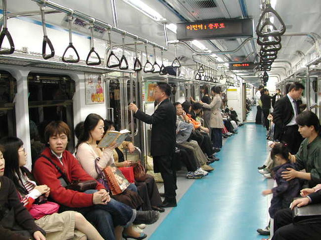 地下鉄内の光景．．．．清潔で！Ｇｏｏｄ！<br />駅は「ナンバー制」で順番を読めばＯＫ！