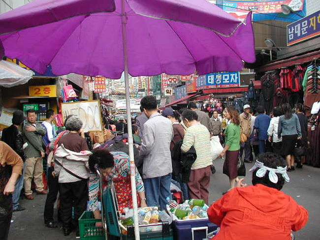 南大門の露店光景．．．．ここは「子供・婦人服・食材」が豊富です。