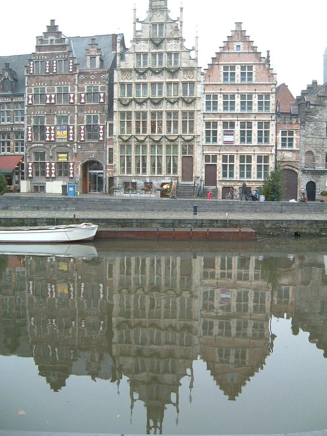 水面にキレイに建物が移りこんでいます。<br />