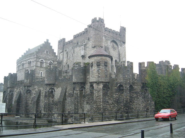 ゲントフランドル伯居城。<br />残念ながらお休みでした。