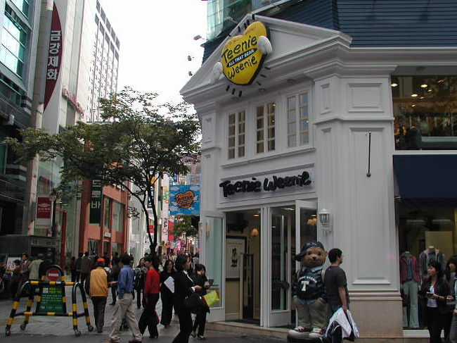 重厚風のショップも．．．婦人服のお店が多いです！