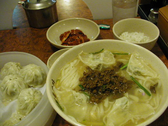 お昼は、有名な「明洞餃子」で、「蒸し餃子とカルックス」を！<br />薄いスープと思って飲んでいたら、向かいに座った地元の人が<br />「キムチ」を入れて「味付け」を．．．