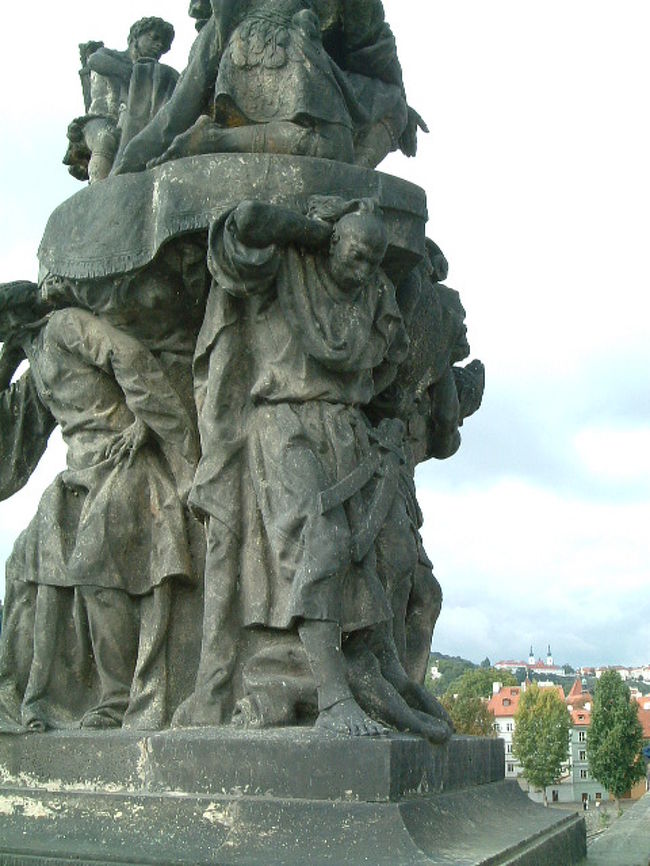 カレル橋の彫刻の一つで「日本人？」といわれているそうな・・・