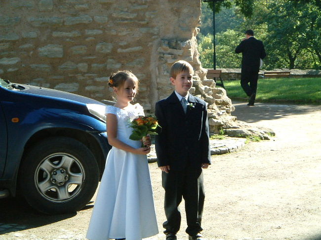 クトナーホラの聖バーバラ教会では結婚式が行われていました。付き添いのカップル、ポーズをとってくれました。