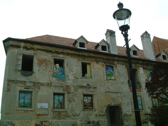 廃墟となった家を近くの学校の生徒が飾りをつけているそうです。