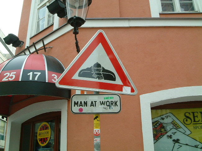 有名人の横にはこんな標識が立っていました。