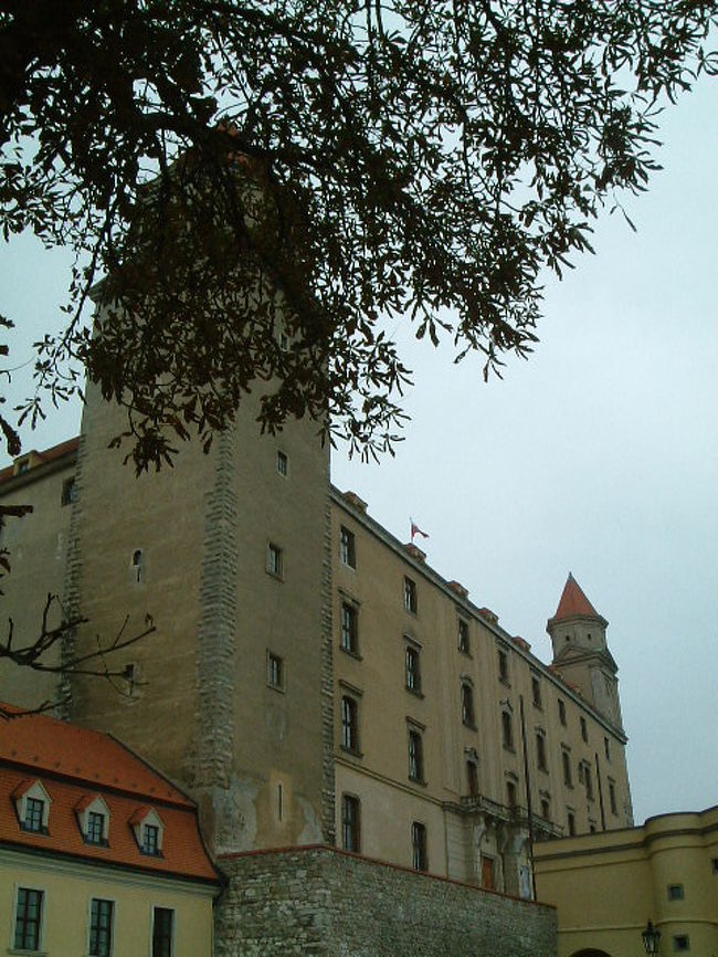 テーブルをひっくり返したようだ、といわれるブラスチラバ城