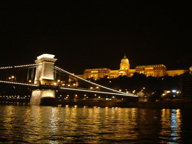 くさり橋と王宮