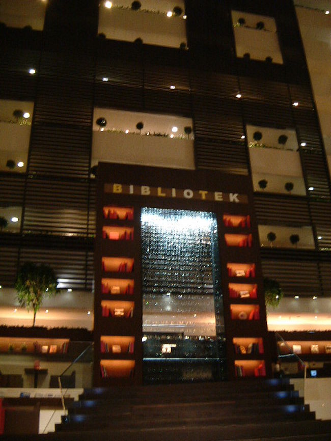 すてきなお部屋に泊まらせてくれたホテルのロビーです。