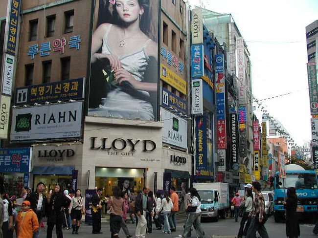 ランジェリーショップも大胆に！ウインドウデコレーション．．．．