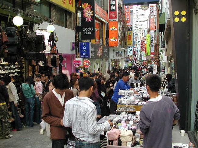 露店販売も．．．夜はもっと、多くの露店が出現！