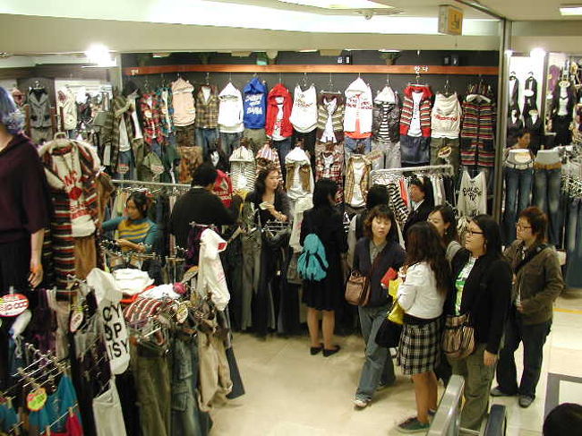 ファッションビル内の光景を、エスカレーターから．．．<br />ひとつのビル内に「何百もブースショップ」が！