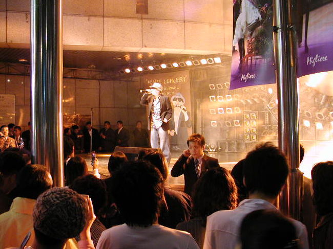 ビル前の「舞台」では、ワンマンショーが．．．．人だかり！