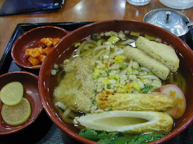 お腹が空いたので夜食を！辛いものが続いて「日本食レストラン」に！<br />「魚うどん」を、オーダーしたら．．．．魚のフライ・ちくわ・野菜てんぷら・すりかまぼこ風」と<br />変わった組みあわせでしたが！おいしい！「４５０円」<br /><br />