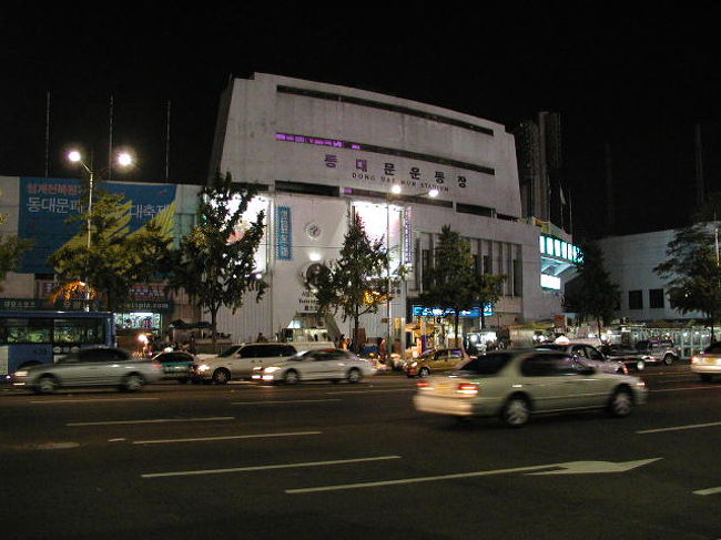 夜の「東大門サッカー場」です．．．その前に「露店」！<br />道路６車線なので「タクシーで降りた客がこの車列の間」を！渡ってきます。びっくり！平気な顔で．．．．<br />日本では考えられな〜いです。