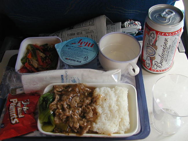 機内食は、行きのメニューとほぼ同じです。プルコギがメインで、韓国漬物も！ビールは飲み放題！？<br />韓国・日本ビールが、他にバドワイザーも