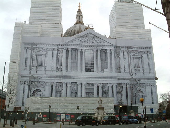 『セントポール大聖堂』<br />残念ながらこのときは改修中です。<br />改修中でも外観が分かるようなシートを張ってくれているのが良い心がけです。<br />中は一旦入ってみたのですが、あまりの入場料の高さに諦めて出てきてしまいました・・・。