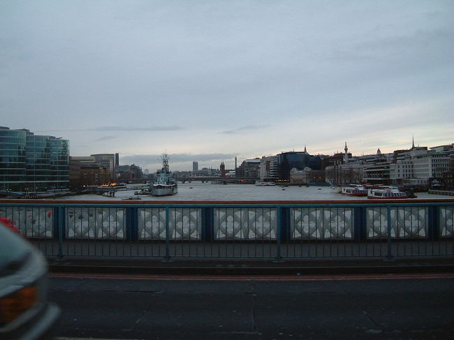 タワーブリッジからテムズ川を眺めてみました。