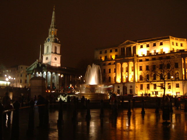 夕方、友人と『フォートナム・メイソン』でアフタヌーンティーをし、別れた後にふらふらとトラファルガー広場を通りかかりました。<br />