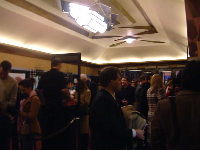 今晩は、20時からのミュージカル『シカゴ』を見ようと思い、19時ごろに当日券あるかな？と『アデルフィーシアター』へ向かいました。<br />3枚だけ当日券が残っていて、ラッキー♪<br />後ろのほうでしたが、一枚ゲットし、開演を待ちます。<br />