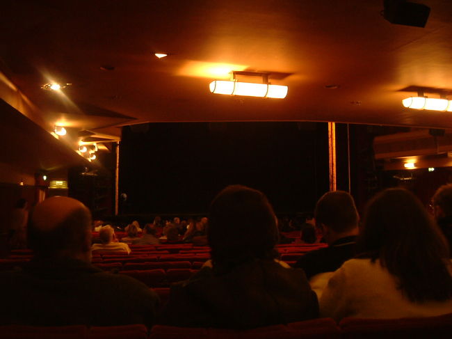 シアターの中はこんな感じ。<br />始まる頃にはいっぱいになりました。<br />