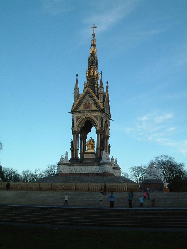 次の日、ロンドンは朝からい〜いお天気です。<br />お散歩日和♪<br />なので朝ごはんを食べて、フラッとお散歩に出かけました。<br />まずは『ロンドンロイヤルアルバート記念碑』