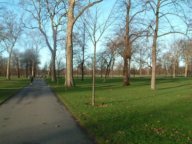 向かいにある『ケンジントンガーデン』へ。<br />