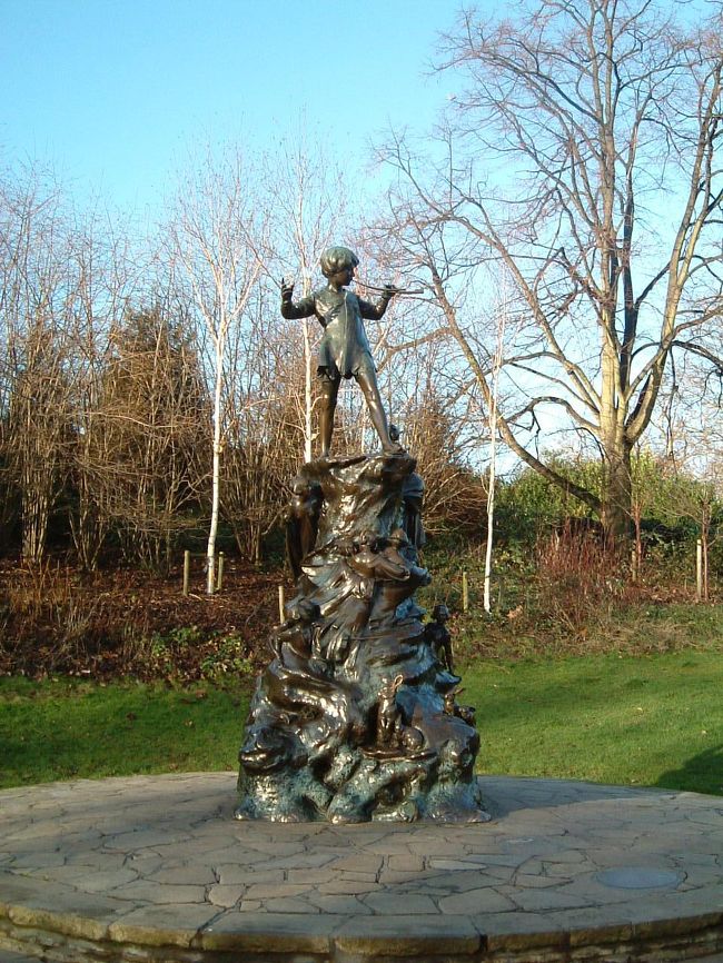 ケンジントンガーデンにある『ピーターパンの像』です。<br />観光客がちょっとだけいました。<br />